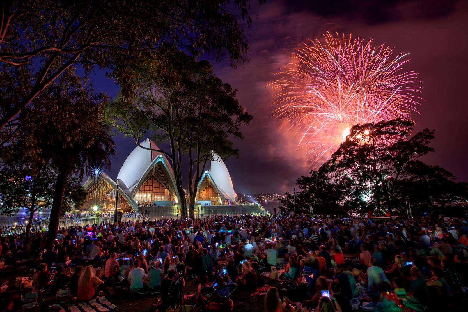 Royal-Botanic-Gardens_Sydney_NYE-2017_fireworks0456